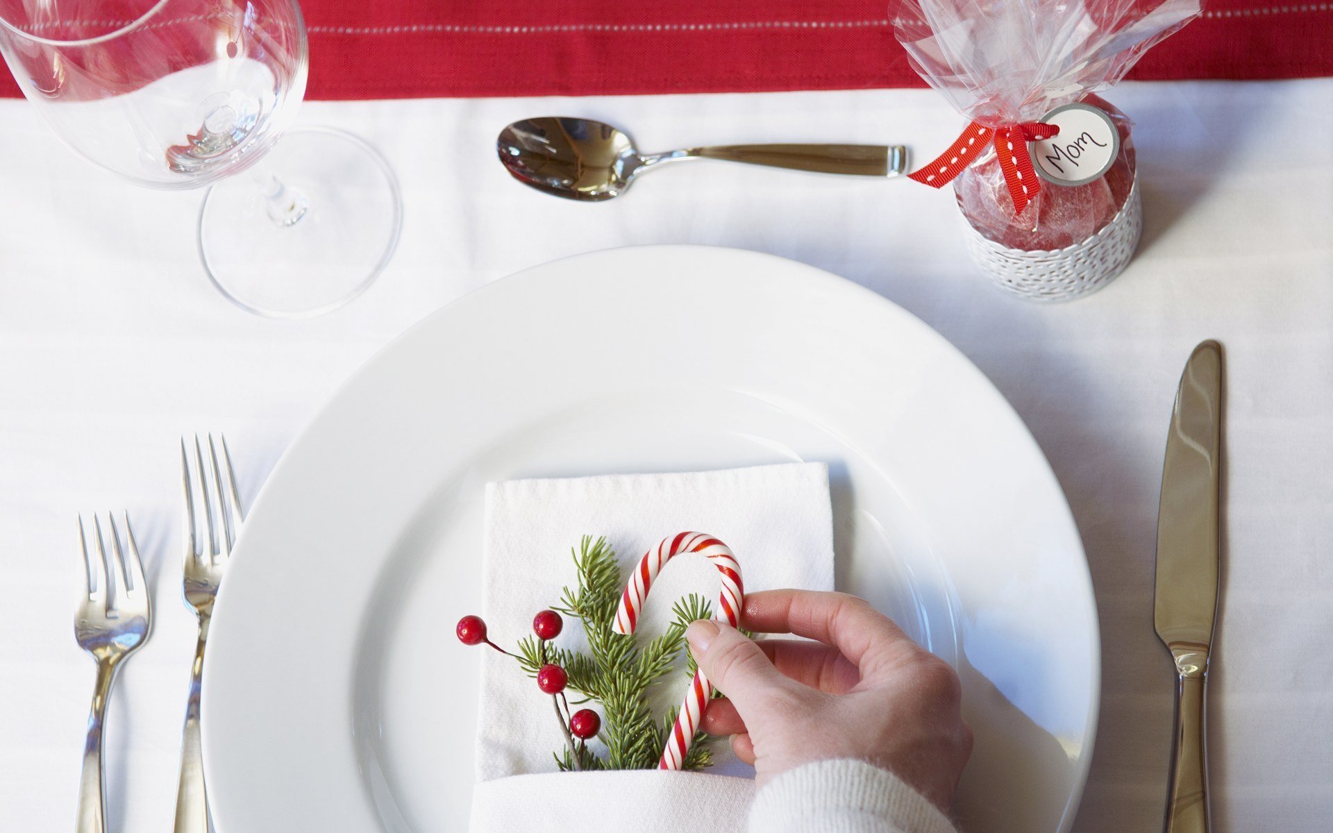 neujahr feiertag weihnachtsbaum spielzeug bälle neujahrsgeschenk zweig zweig teller gabel geschirr mädchen hände