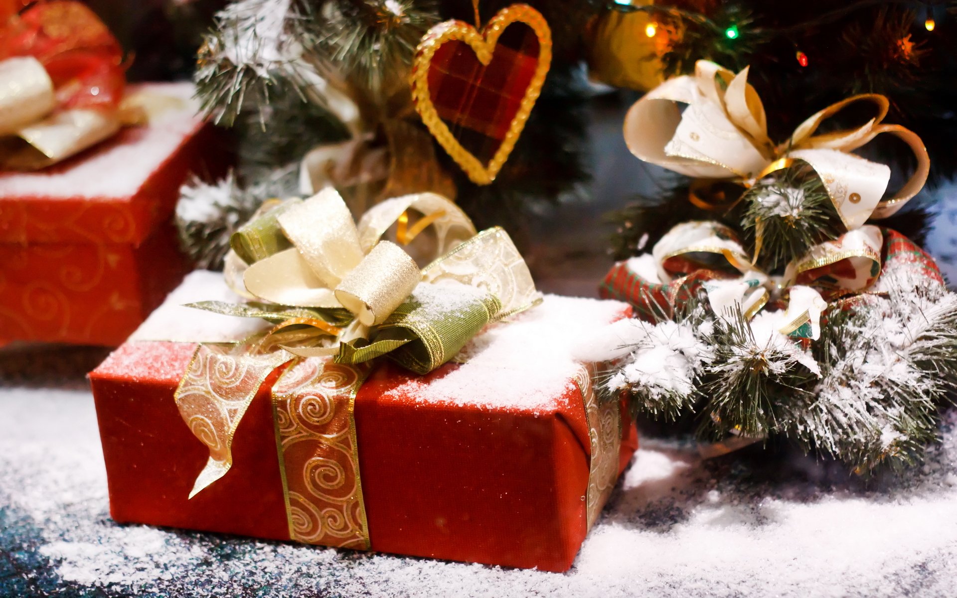 wakacje nowy rok prezent czerwone pudełko wstążka łuk świerk drzewo śnieg serce