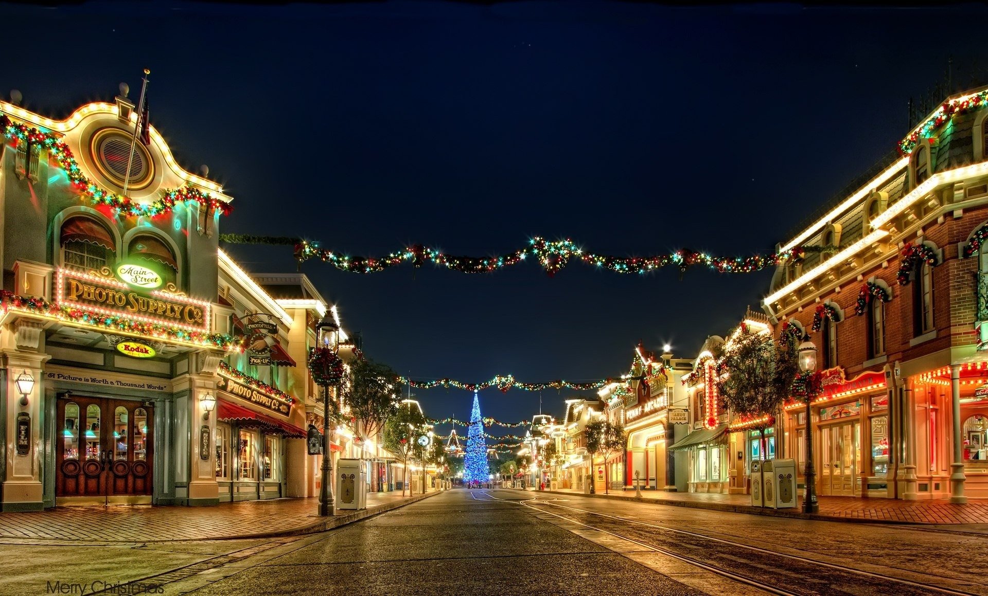 vacaciones año nuevo ciudad calle árbol de navidad decoración guirnalda luces noche luz linternas