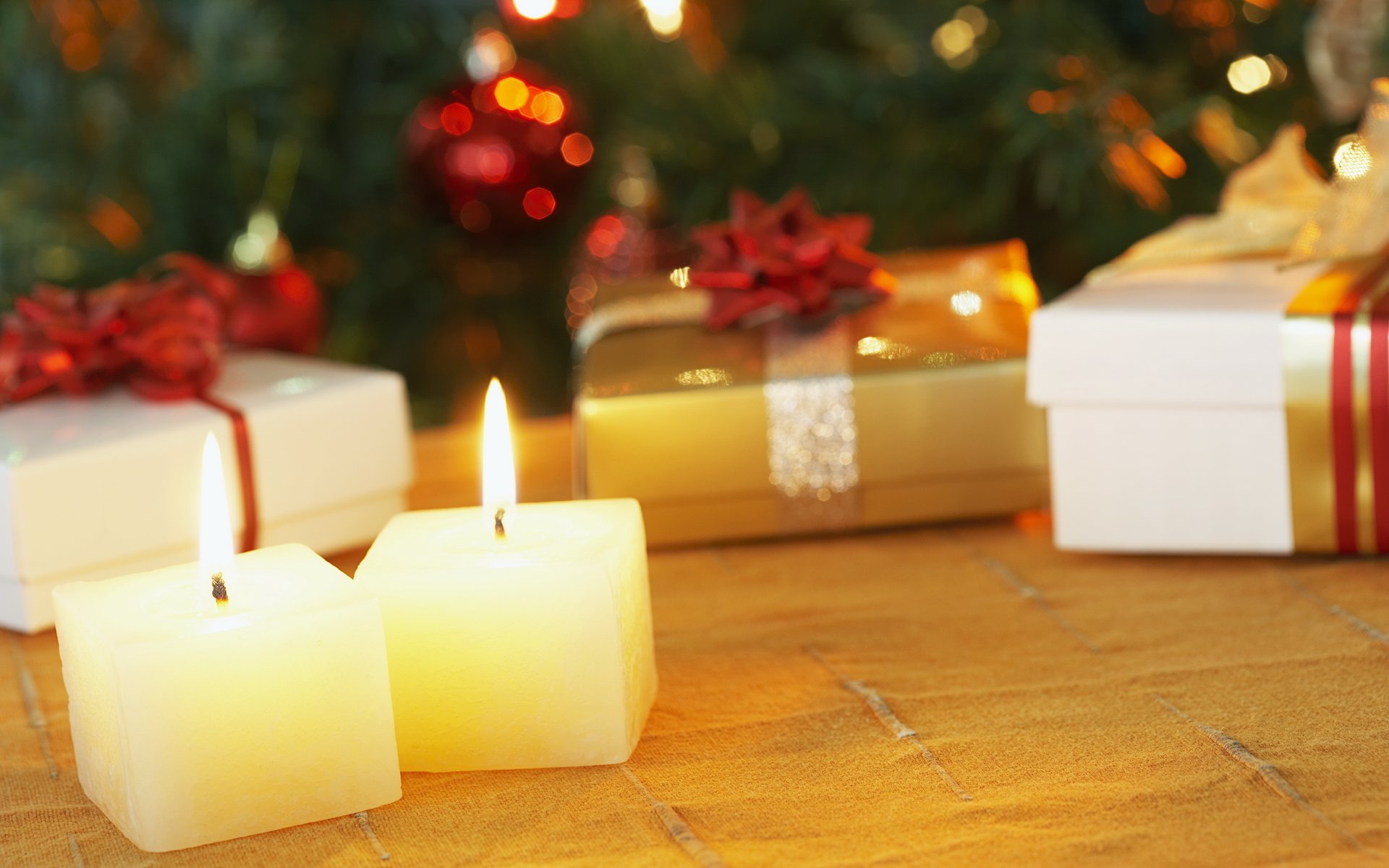 urlaub neujahr kerzen feuer flamme close-up geschenke boxen verpackung bänder bögen