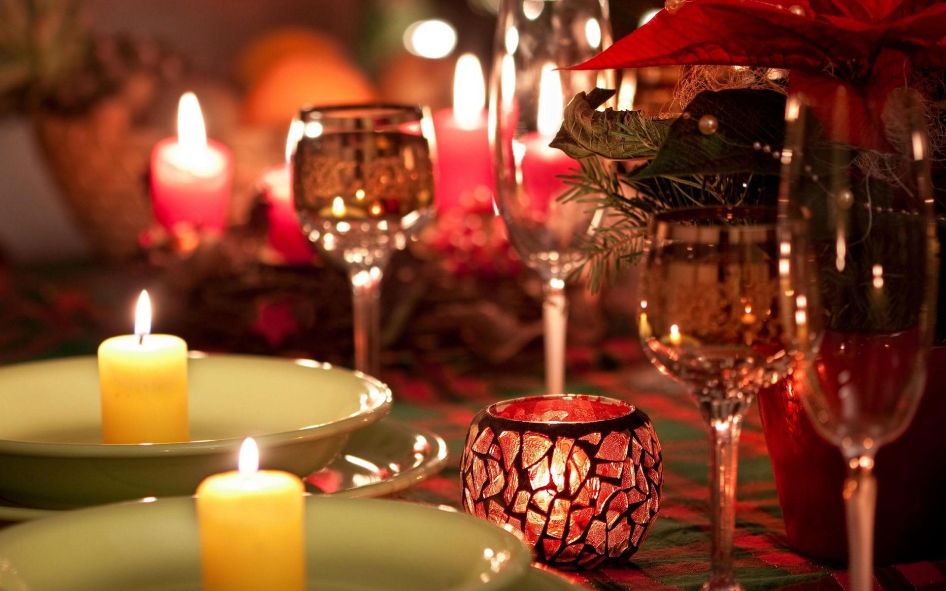 table assiettes bougies verres à vin feu romance