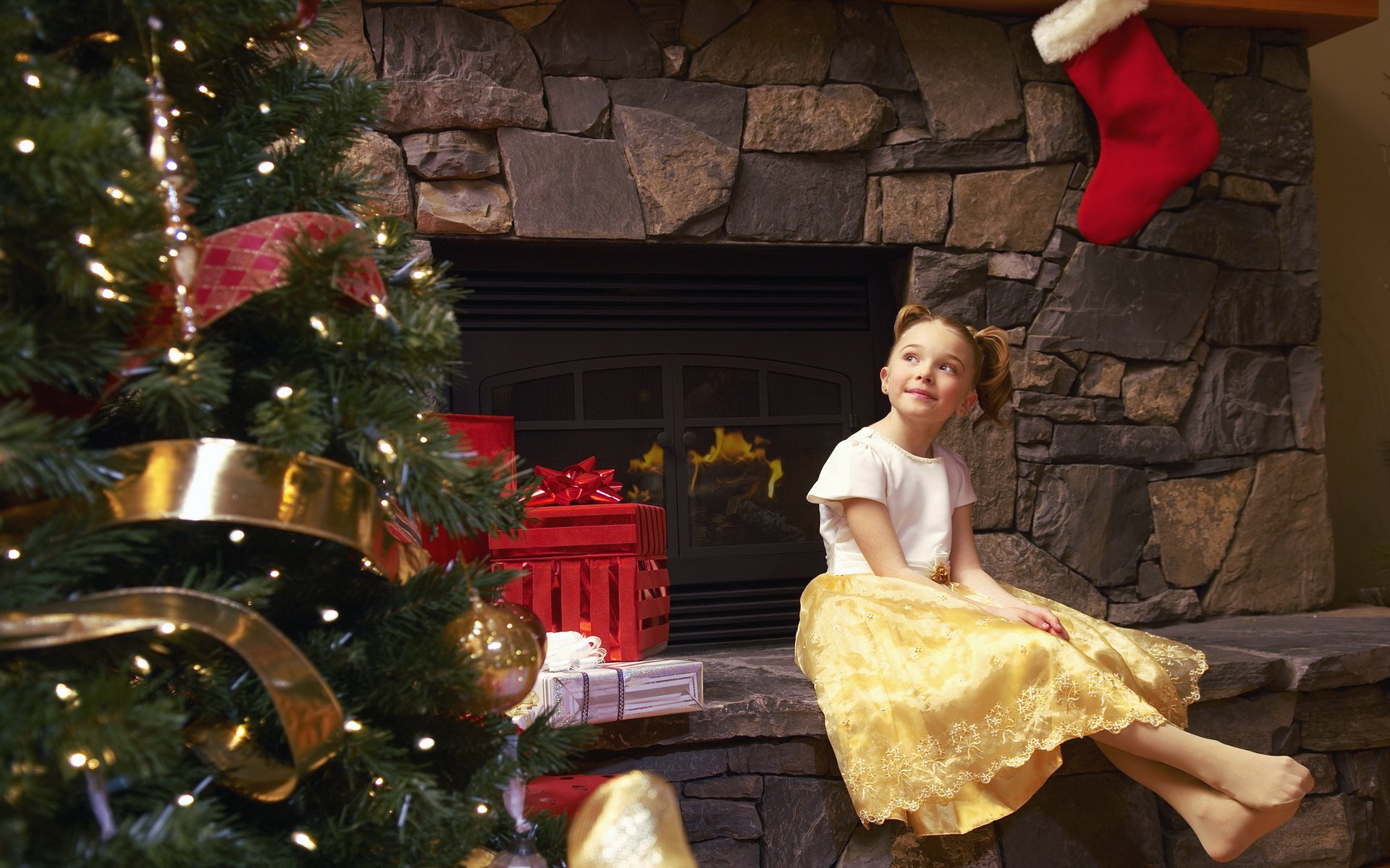 vacaciones año nuevo niña bebé vestido sueños melancolía chimenea regalos árbol de navidad