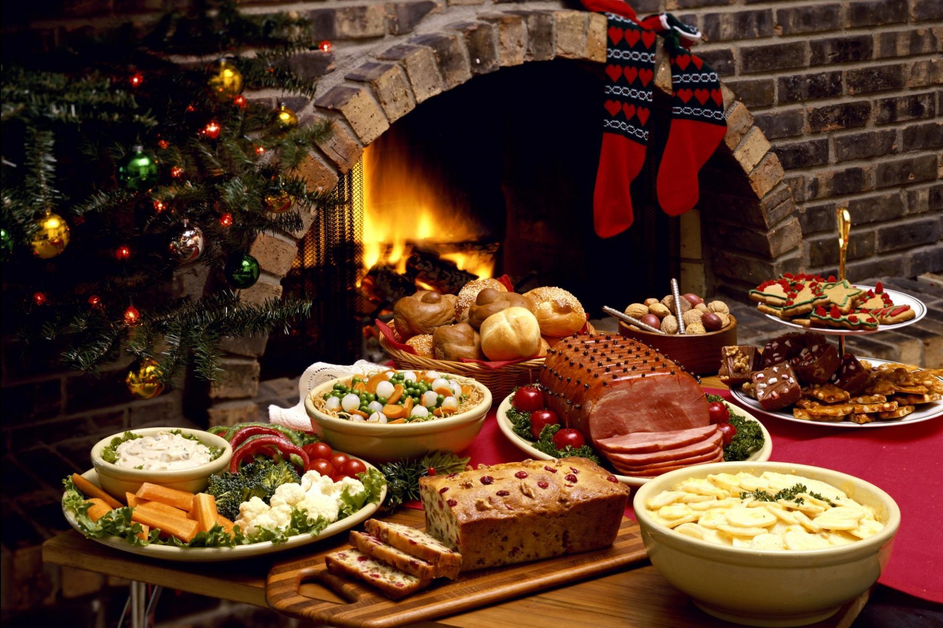 neujahr festlicher tisch essen mahlzeiten fleisch kamin weihnachtsbaum socken