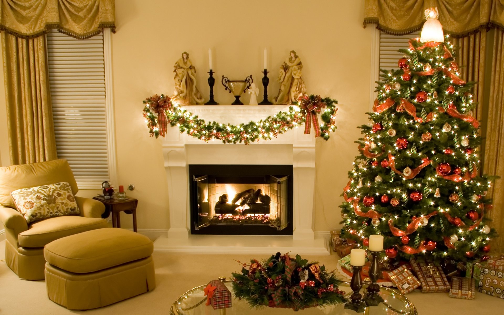 habitación interior año nuevo muebles decoración regalos adornos guirnaldas luces árbol de navidad juguetes ángel velas estilo chimenea cortinas persianas sillón mesa vidrio