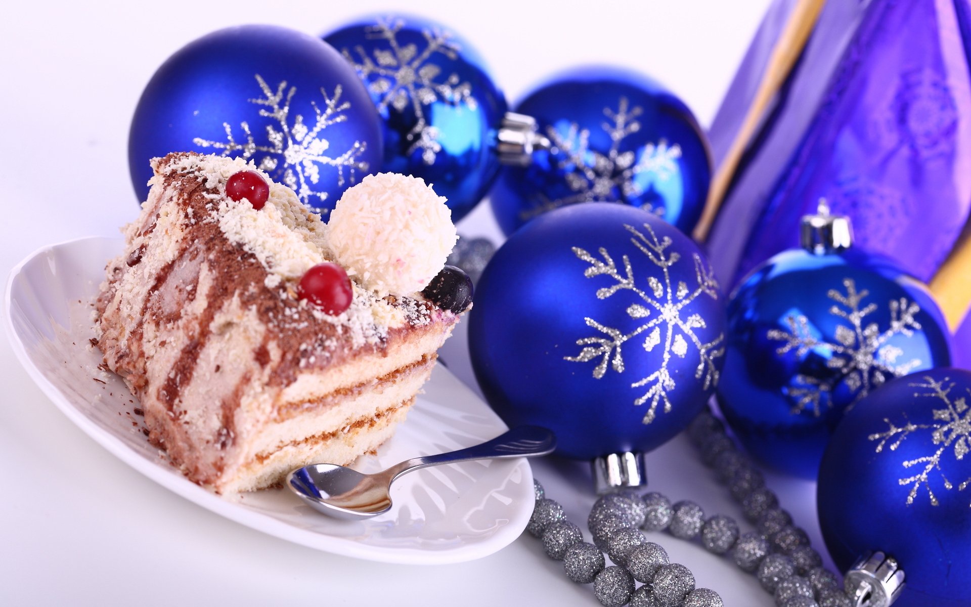 urlaub neujahr silbrig perlen blau schneeflocken kuchen kuchen lecker dessert beeren kokosnussspäne löffel