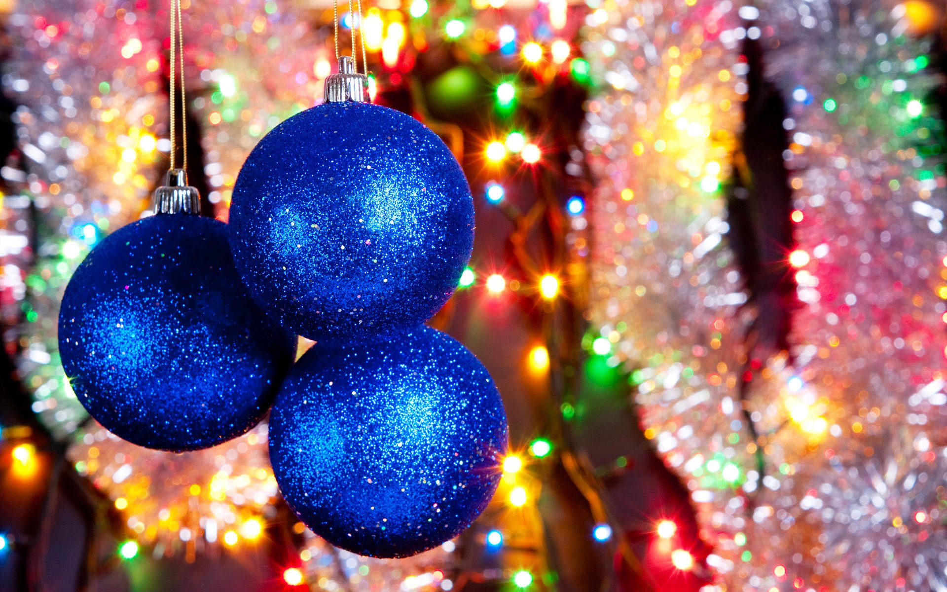 fiesta alegría decoraciones juguetes de navidad bolas brillo reflejos linternas luces colores lluvia oropel