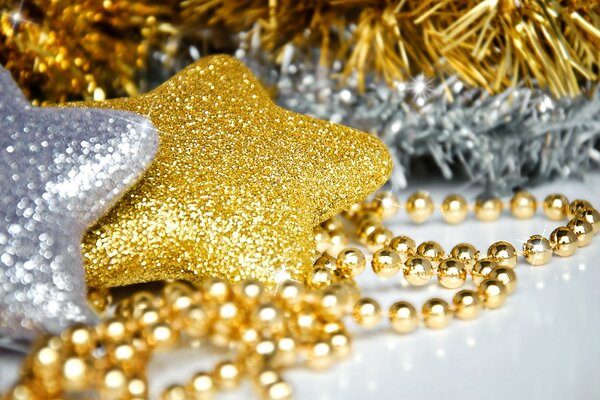 Adornos de plata y oro en el árbol de Navidad en forma de estrellas