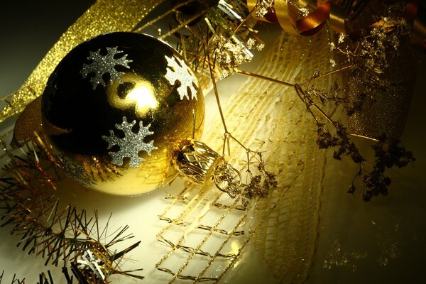 Esthétique chère-boule de Noël-or