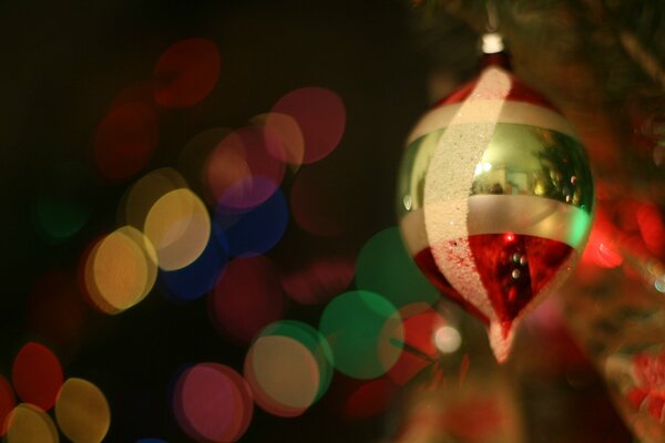 Árbol de Navidad de juguete en el fondo de la guirnalda