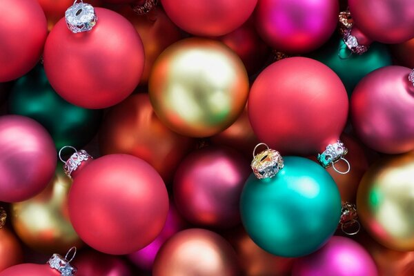 Bunte Weihnachtskugeln am Weihnachtsbaum