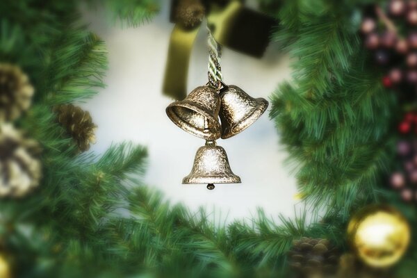 Weihnachtstapete mit Nadelzweigen, Zapfen und silbernen Glocken