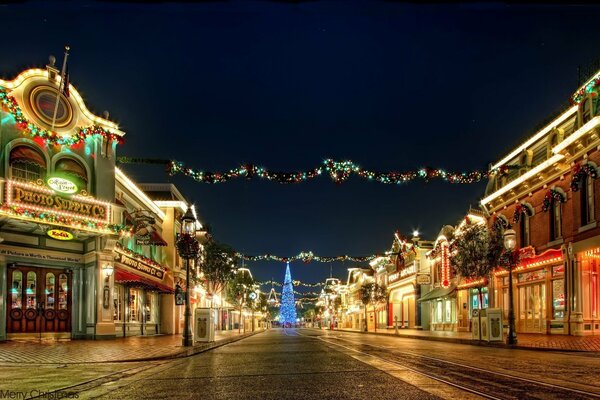 La decoración de la ciudad, las calles por las luces, las guirnaldas