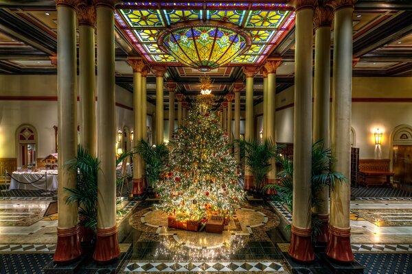 Árbol de Navidad en un castillo de lujo