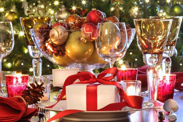 Świąteczny stół z prezentami i szampanem