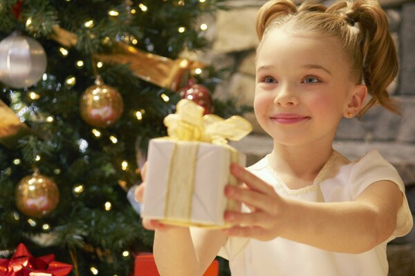 Uśmiechnięta dziewczyna wręcza noworoczny prezent