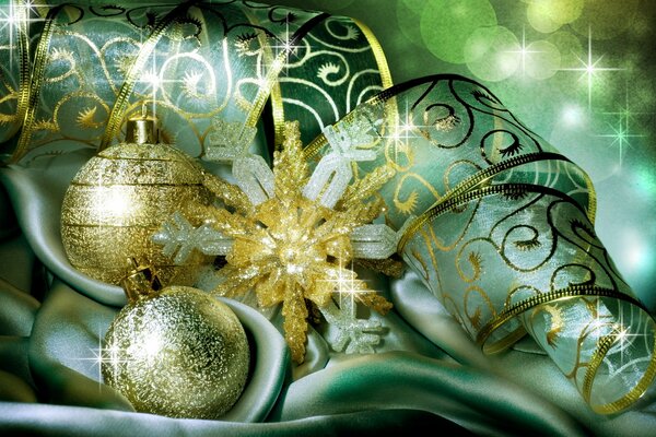 Oro albero di Natale giocattolo su sfondo di nastro e tessuto verde