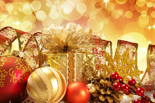 Palle di Natale e un regalo in rosso e oro