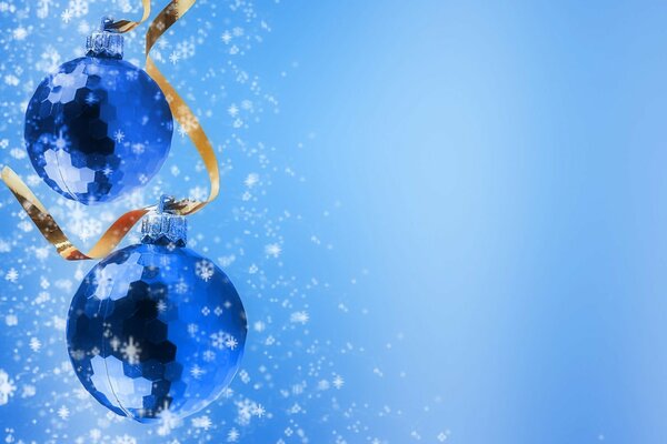 Na zdjęciu świąteczne niebieskie kule w projekcie płatków śniegu