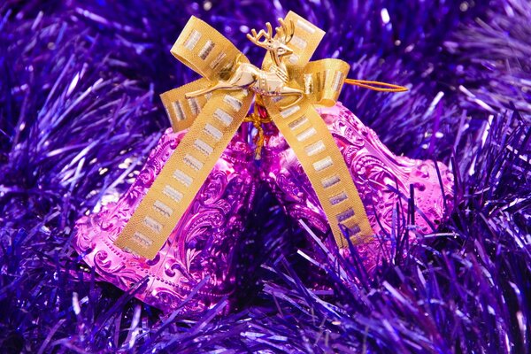 Campane viola sull albero di Natale