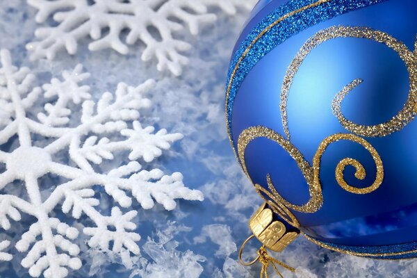 Boule de Noël bleue ornée d or