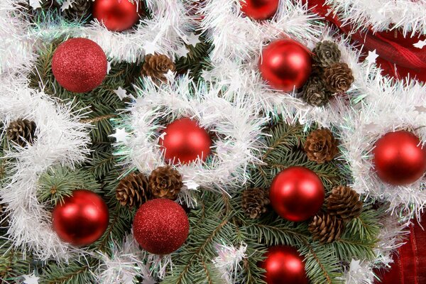 Bolas rojas de Navidad en el árbol de Navidad