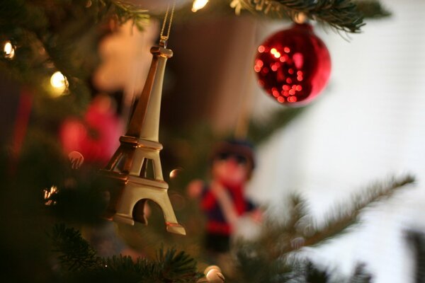 Jouets de Noël sur un arbre de Noël vivant