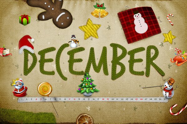 Neujahrsaufschrift Dezember auf gewebtem Hintergrund unter Spielzeug und Süßigkeiten