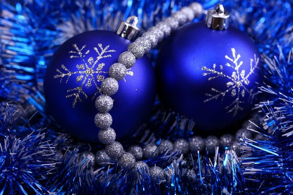 Bolas y granos azules para la decoración del árbol de Navidad