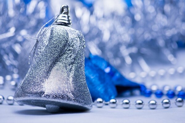 Árbol de Navidad de juguete en forma de campana en el fondo de las guirnaldas