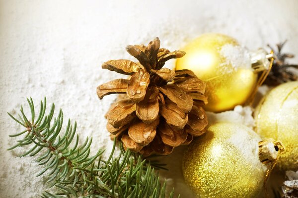 Weihnachtsbaum, Tannenzapfen, Schnee und Weihnachtskugeln