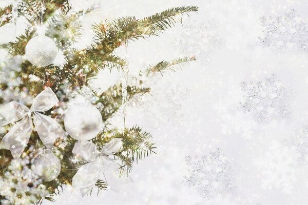 Decorations in white on the Christmas tree