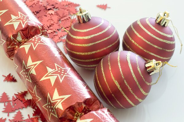 Boules rouges de Noël et confettis