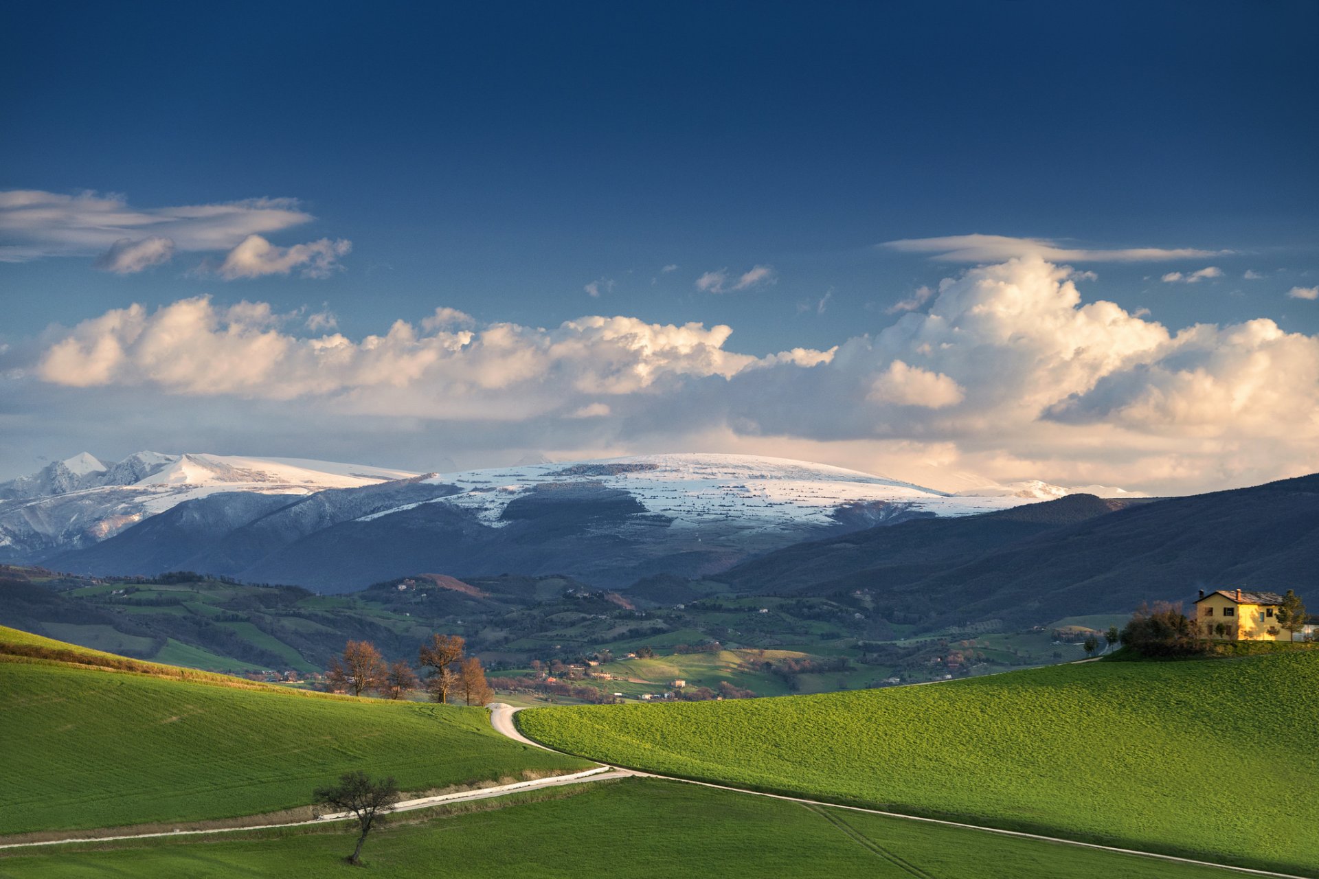 camino casa campo granja montañas nubes cielo