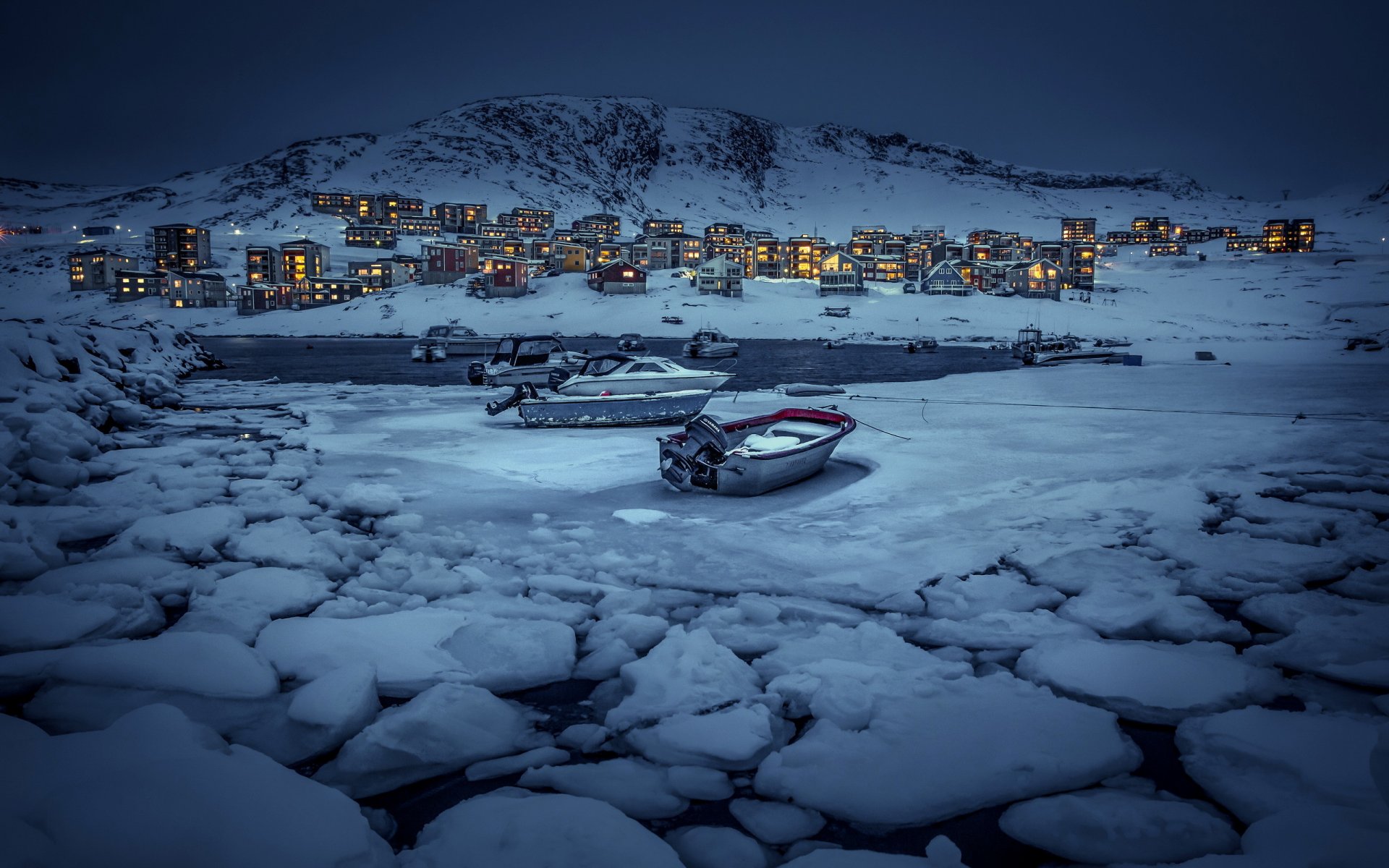 invierno pueblo casas luz lago hielo barcos