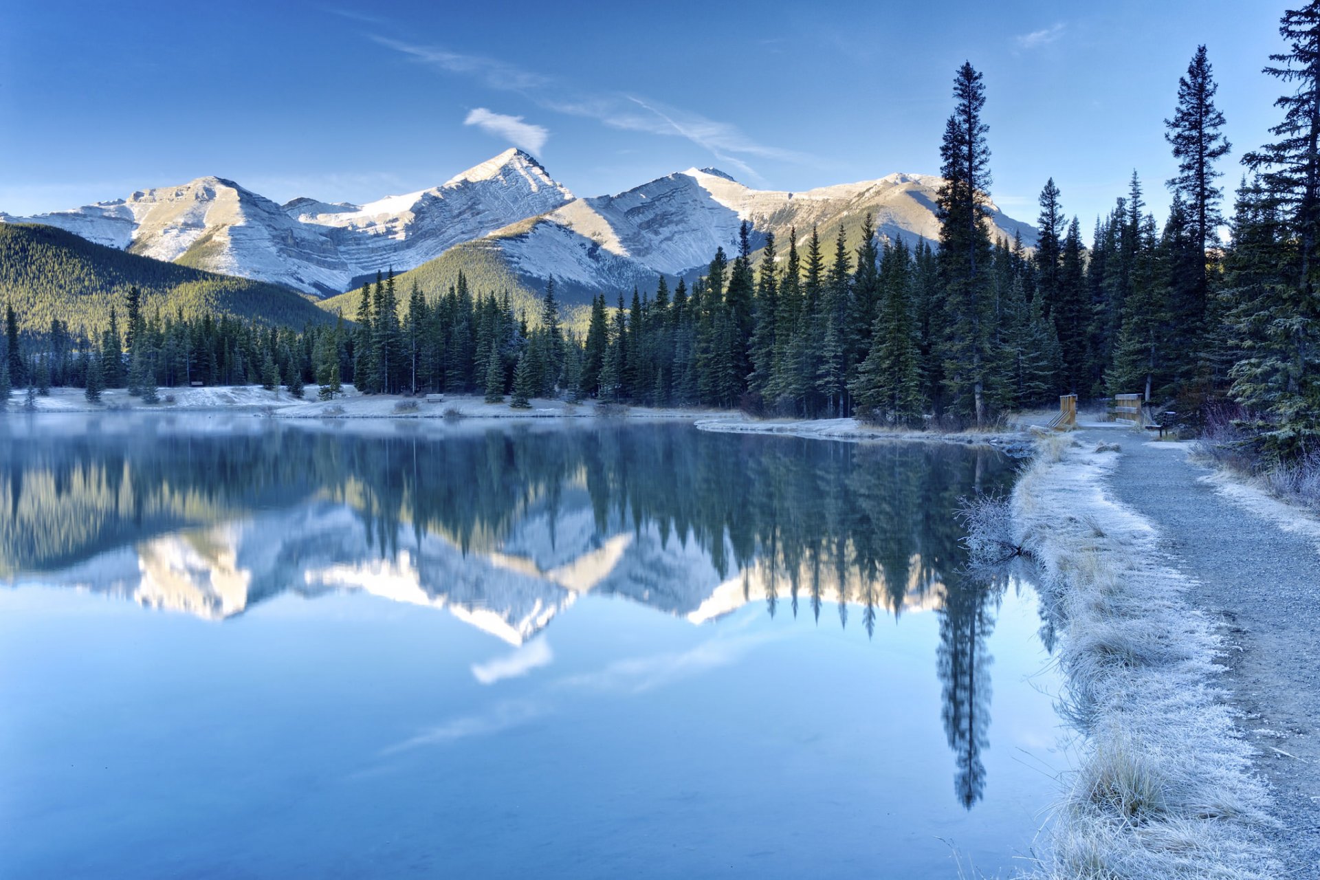 canada alberta lac kananaskis montagnes ciel forêt arbres hiver neige paysage