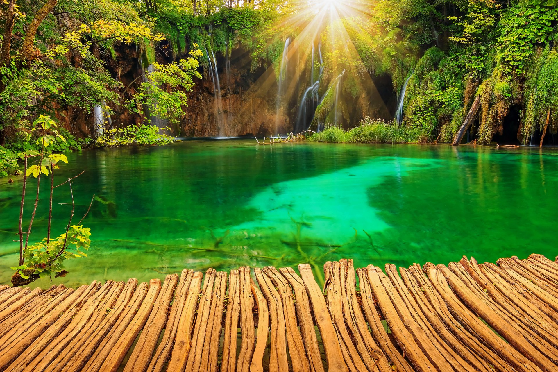 croacia parque lago cascadas plitvice rayos de luz naturaleza foto