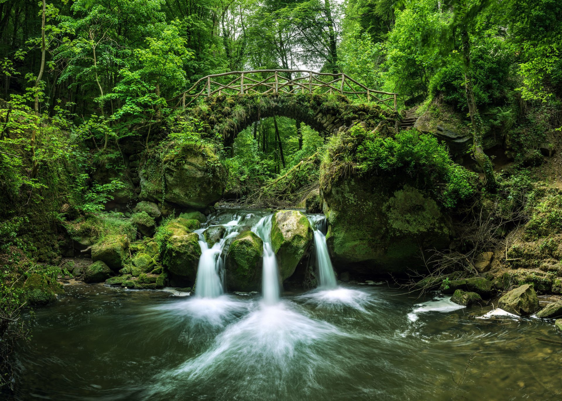 chiessentmpel río negro ernz mullerthal luxemburgo río negro ernz müllertal cascada río puente bosque