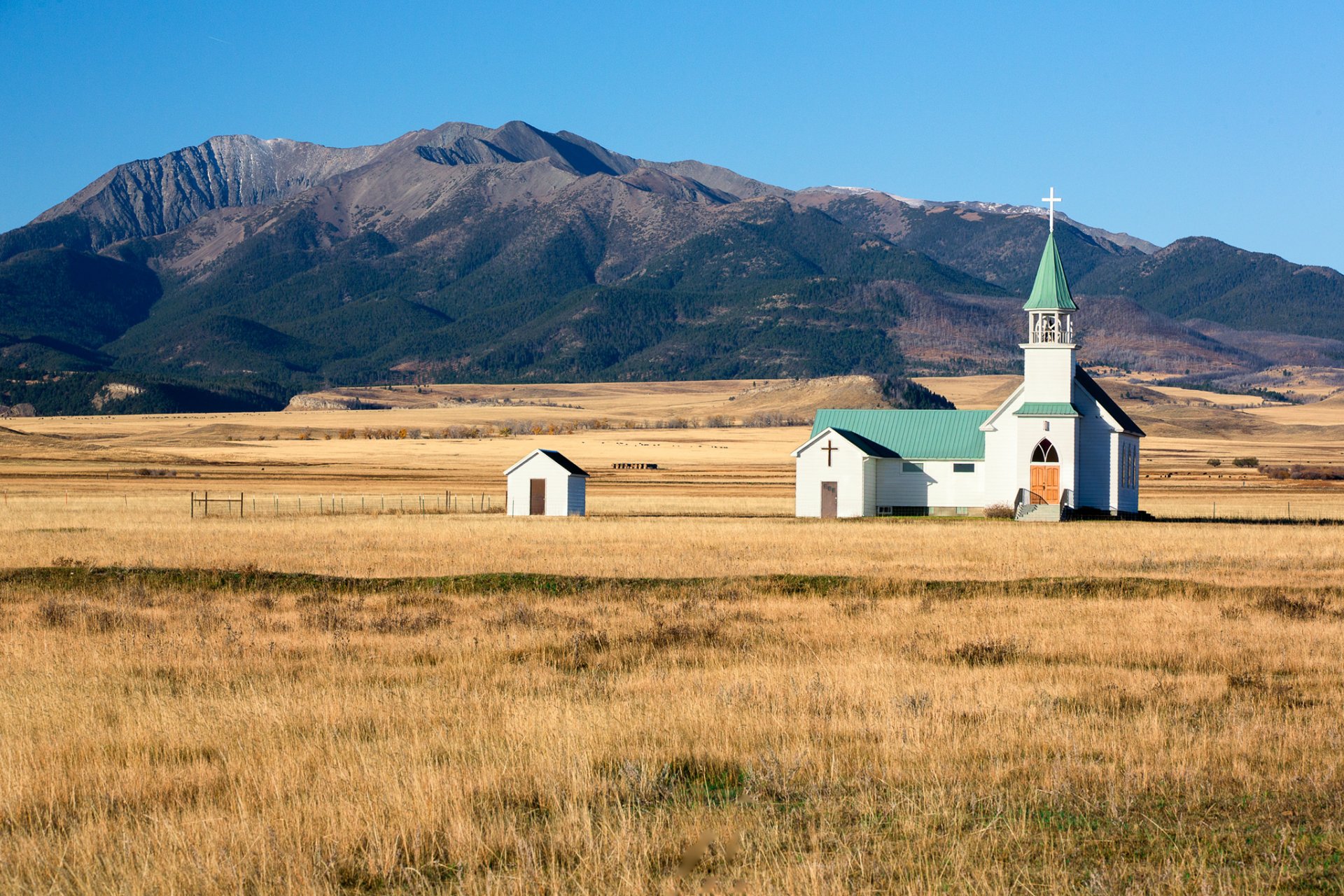 iglesia campo campo montañas cielo