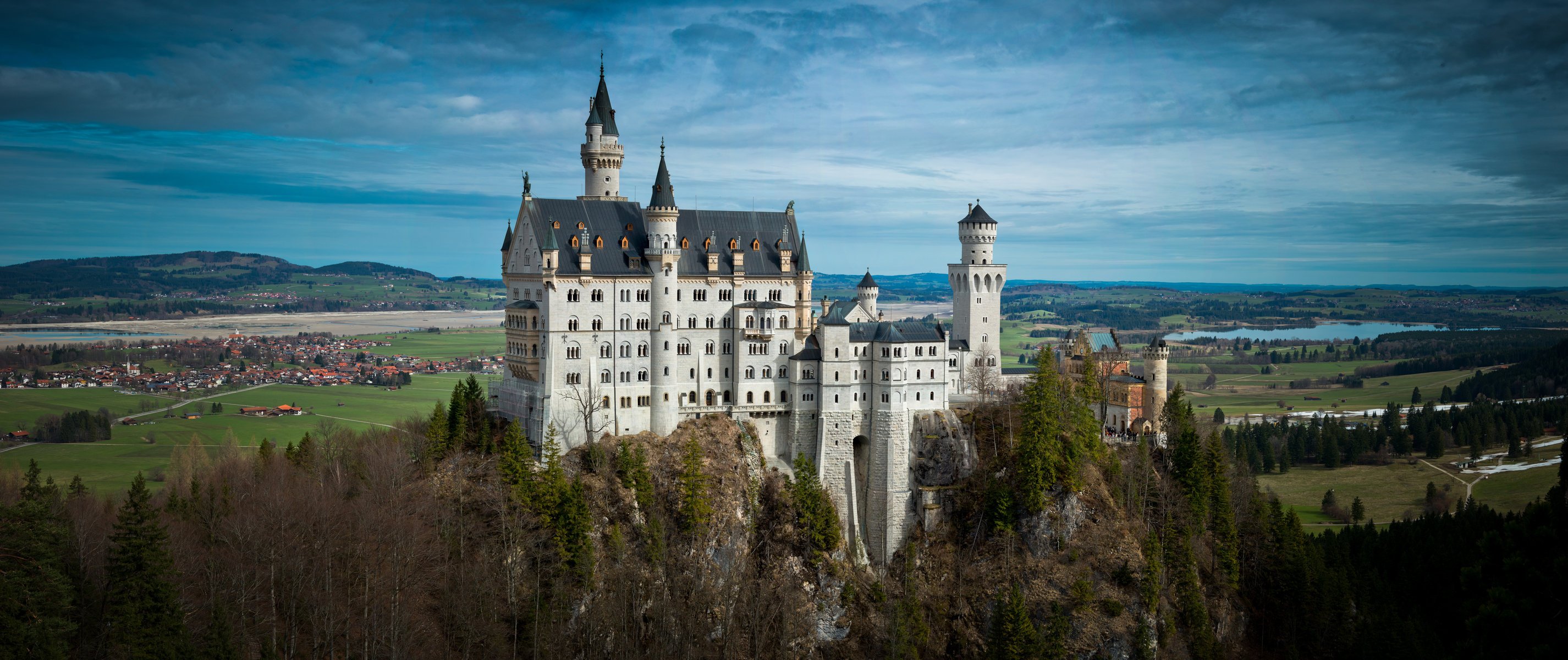 château de neuschwanstein bavière allemagne château neuschwanstein rivière champs maisons arbres panorama