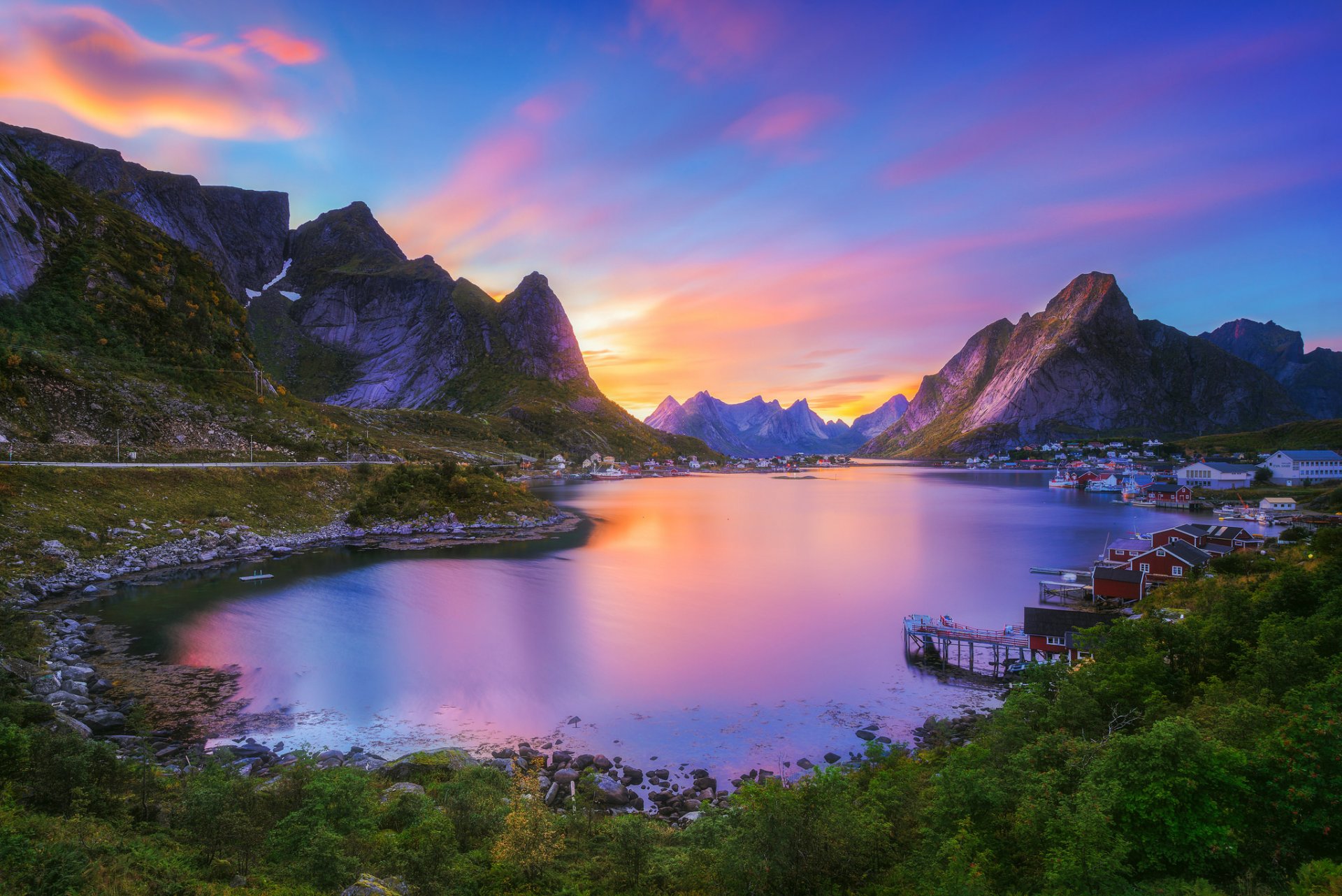 reine nordland arcipelago delle isole lofoten gravdalsbukta norvegia reine nordland isole lofoten baia di gravdal villaggio baia baia montagna tramonto