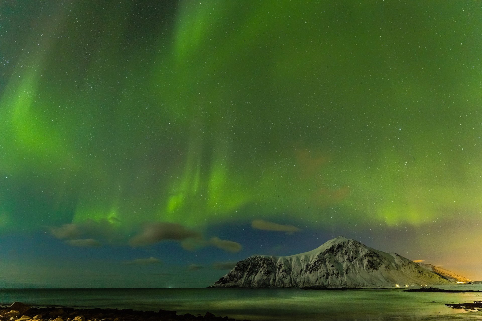 islanda aurora boreale montagne mare notte stelle