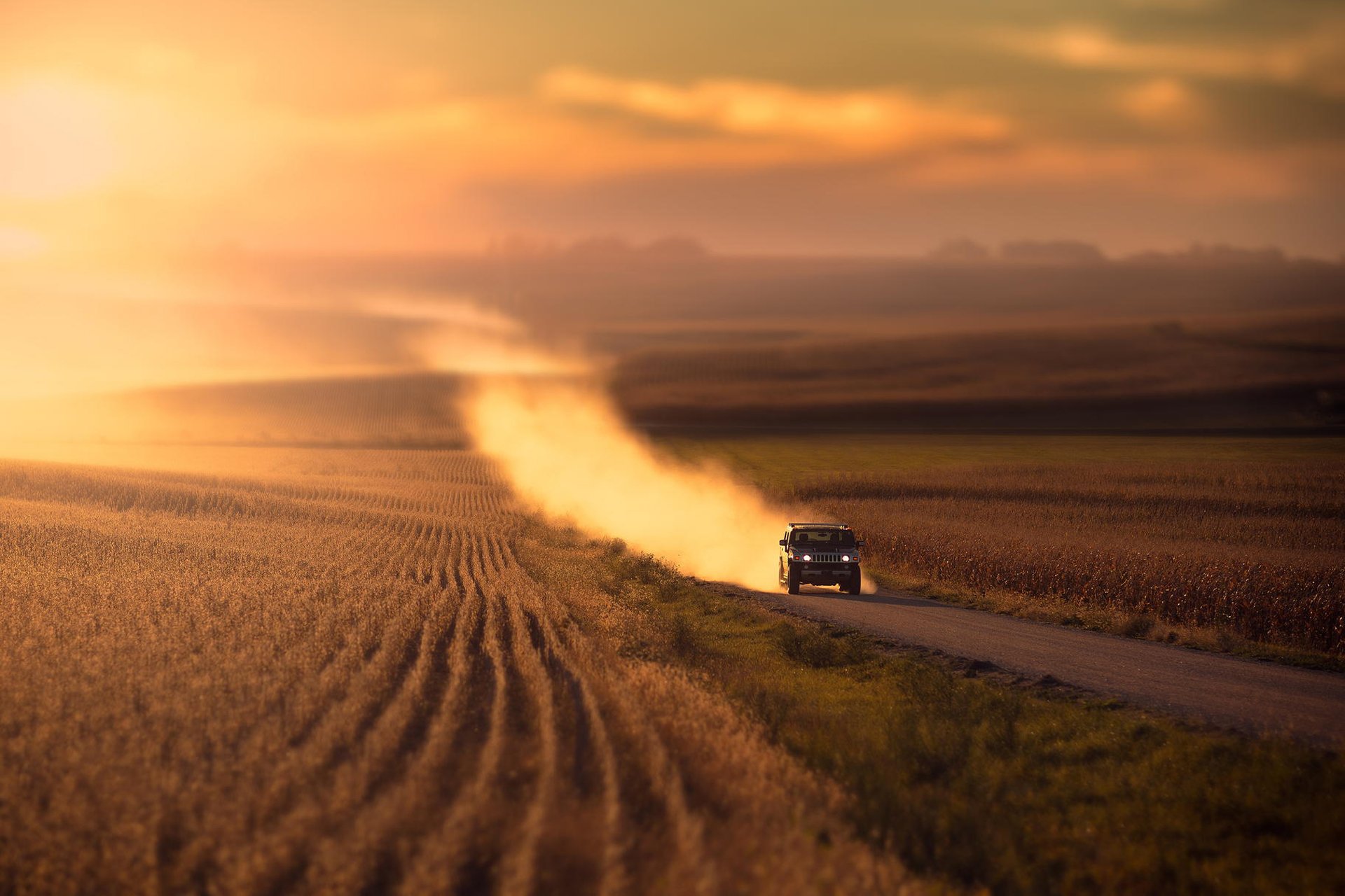 champ nature herbe route voiture poussière coucher de soleil lumière