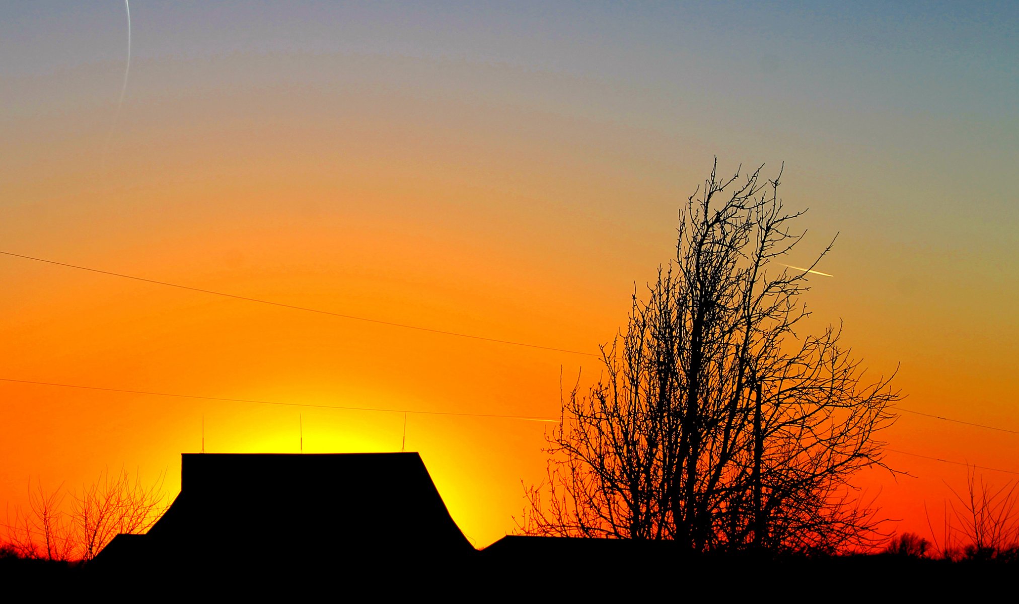 himmel wolken sonnenuntergang glühen baum haus dach silhouette