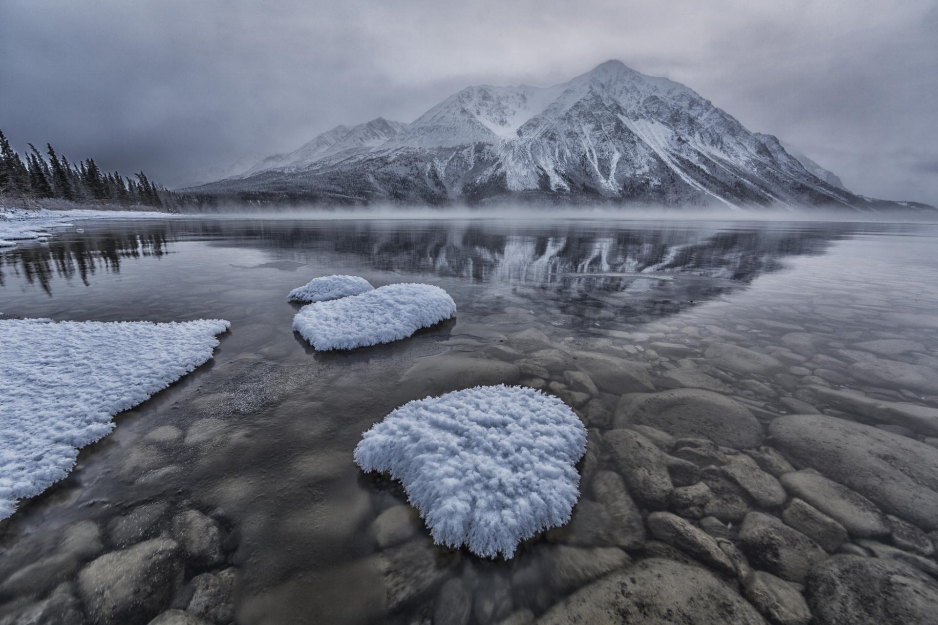 lago montagne neve inverno rocce foschia