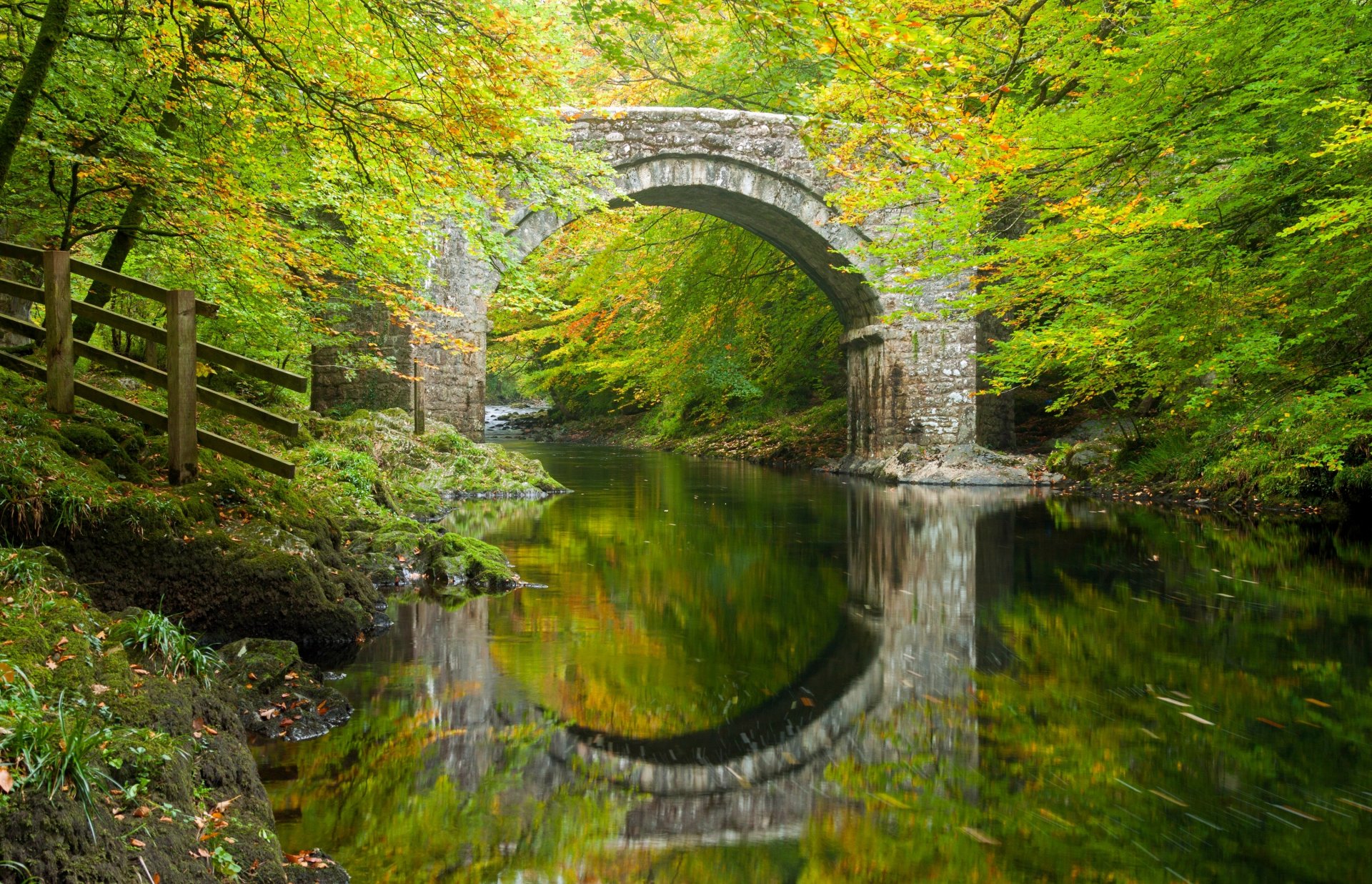 ponte holne fiume dart dartmoor devon inghilterra ponte holne fiume dart ponte arco fiume riflessione foresta alberi autunno