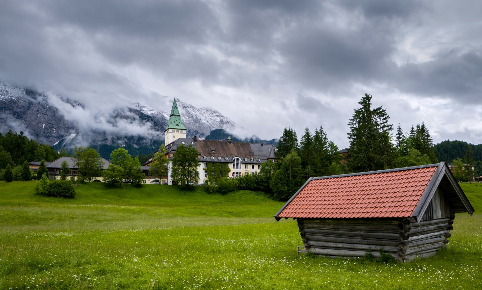 zamek elmau bawaria niemcy góry wetterstein góry wetterstein zamek hotel łąka góry domek