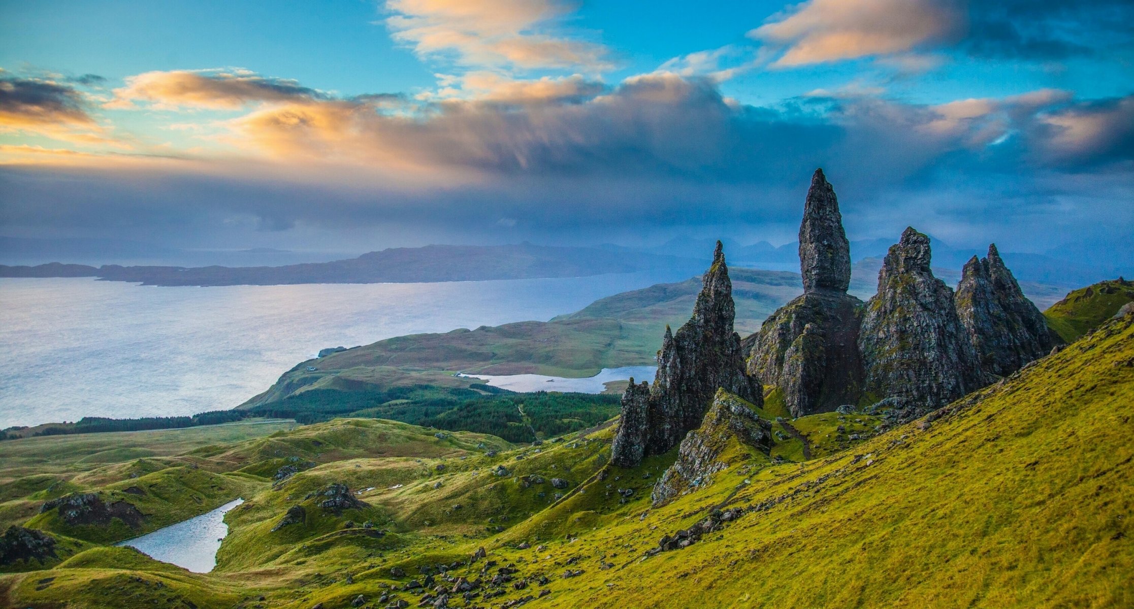 vieil homme storr île de skye écosse rocher old men of storr falaises vallée panorama