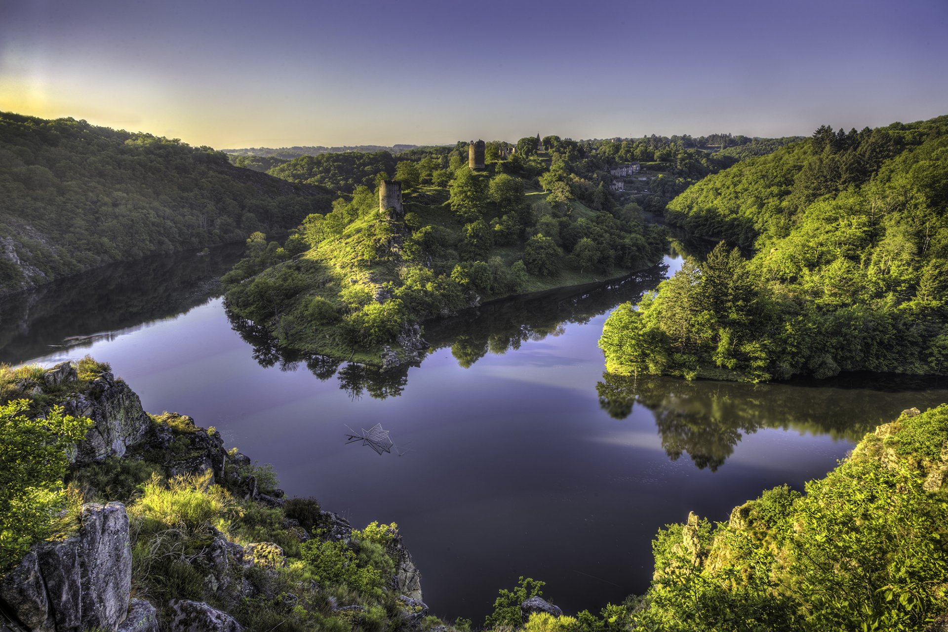 crozant francia río creuse río sedelle río creuse río sedelle ríos bosque panorama