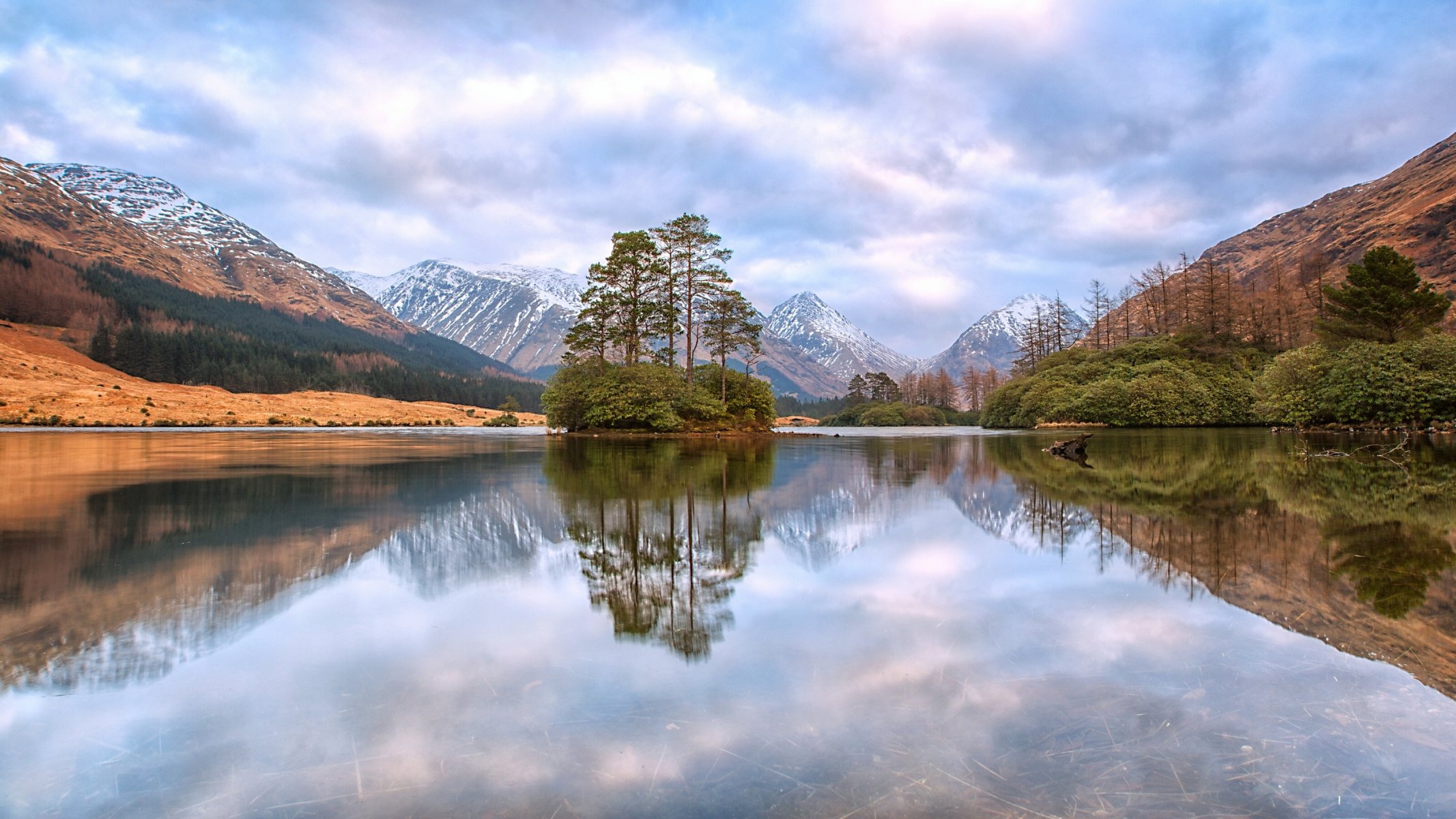 lohan urr highlands écossais glen etive écosse lac lohan urr highlands écossais du nord vallée de glen etive lac montagnes îlot réflexion arbres