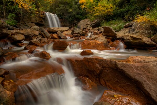 Wasserfall mit Steinen in West Virginia